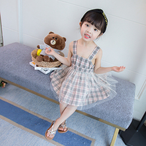 Modern kockás gyerekruha gombokkal és pántokkal