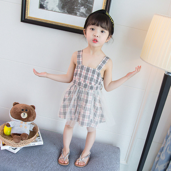 Modern kockás gyerekruha gombokkal és pántokkal