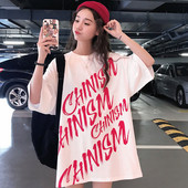 Γυναικεία μπλούζα μακρύ μοντέλο T-shirt με πολύχρωμη εφαρμογή και λαιμόκοψη