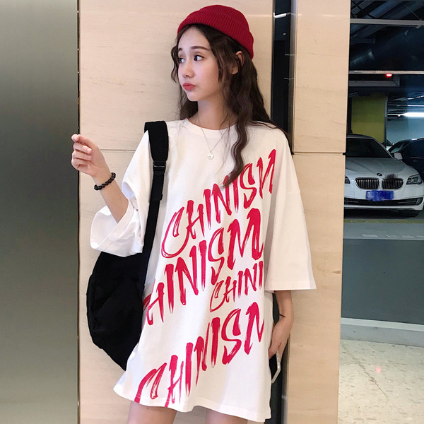 Γυναικεία μπλούζα μακρύ μοντέλο T-shirt με πολύχρωμη εφαρμογή και λαιμόκοψη