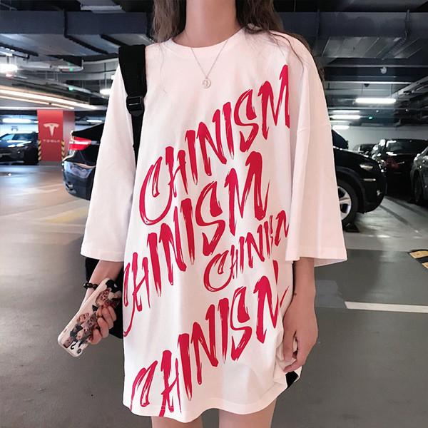 Γυναικεία μπλούζα μακρύ μοντέλο T-shirt με πολύχρωμη εφαρμογή και λαιμόκοψη