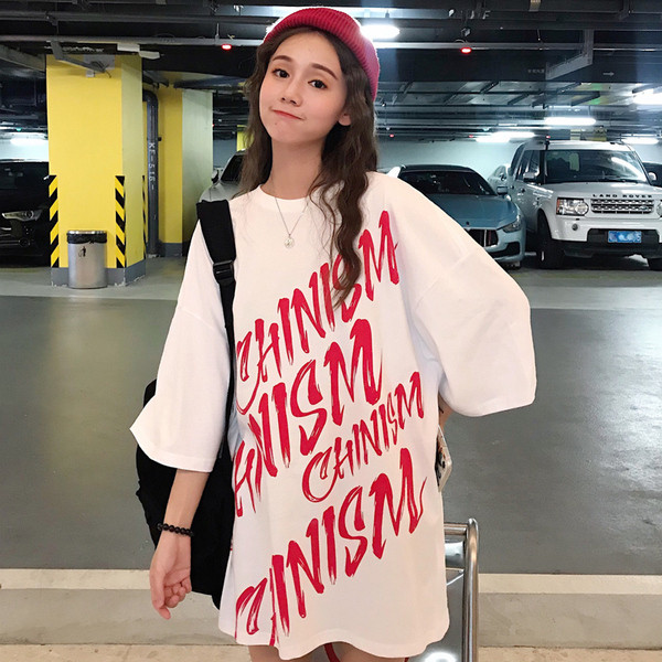 Γυναικεία μπλούζα μακρύ μοντέλο T-shirt με πολύχρωμη εφαρμογή και λαιμόκοψη