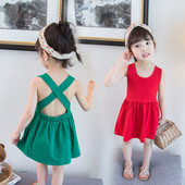 Детска модерна рокля разкроен модел в червен и зелен цвят