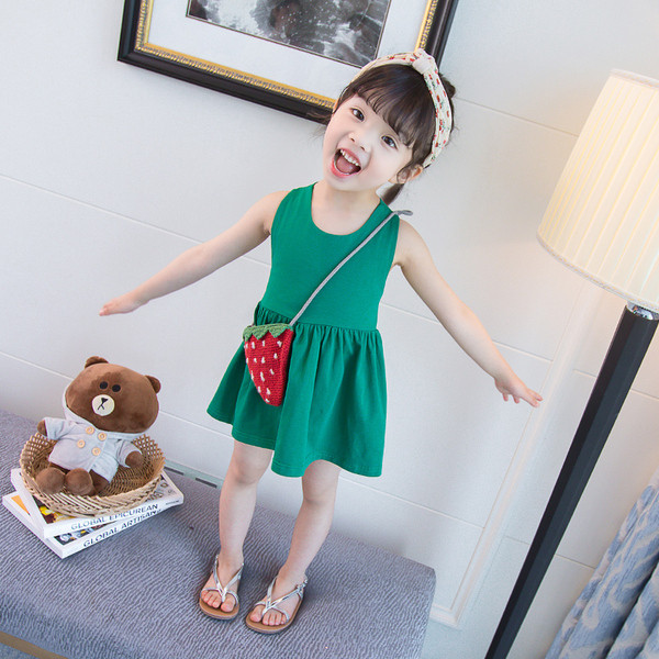 Детска модерна рокля разкроен модел в червен и зелен цвят 