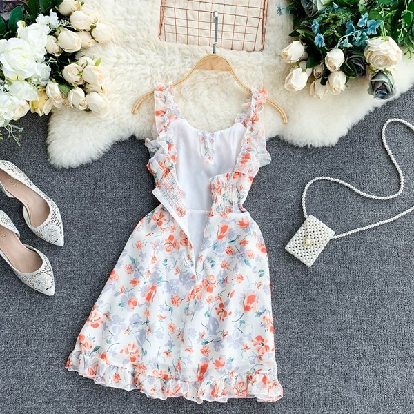 Modern női ruha cipzárral és virágmotívummal