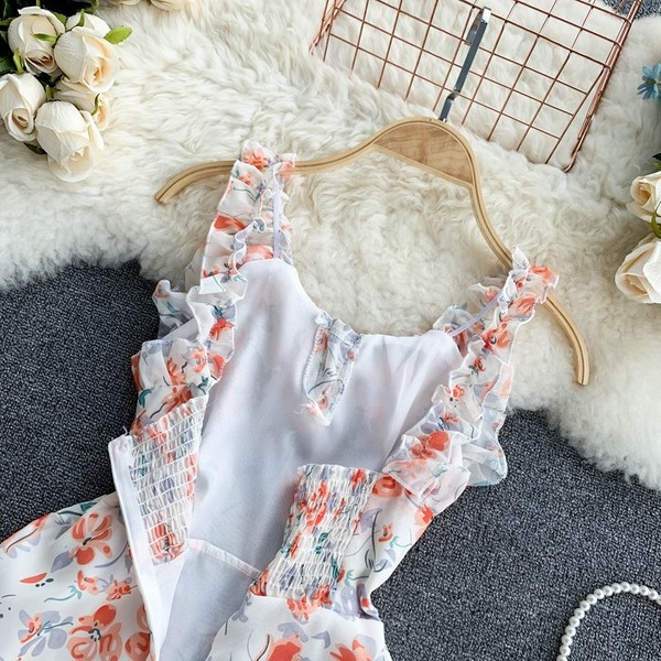 Modern női ruha cipzárral és virágmotívummal