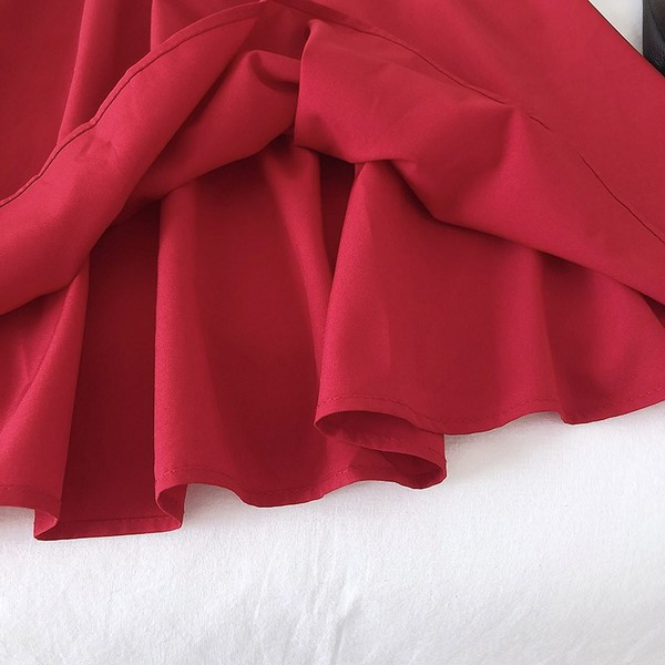 Modern női ruha gombokkal és pántokkal több színben