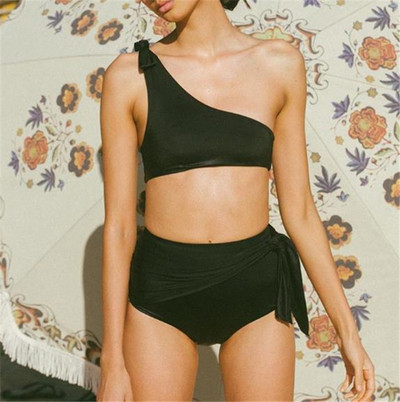 Modern kétrészes fürdőruha egy pánttal, magas derékkal, több színben