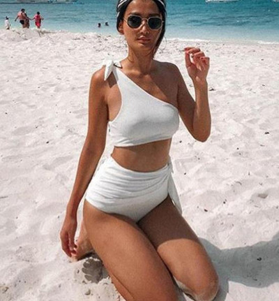 Modern kétrészes fürdőruha egy pánttal, magas derékkal, több színben