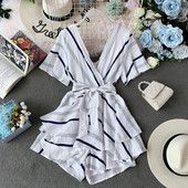 Salopetă de damă modernă cu un decolteu adânc și o panglică în alb