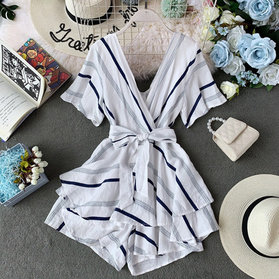 Salopetă de damă modernă cu un decolteu adânc și o panglică în alb