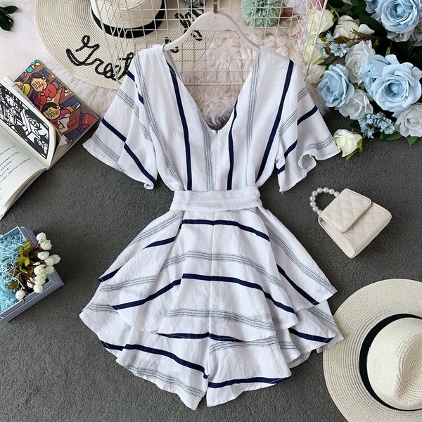 Salopetă de damă modernă cu un decolteu adânc și o panglică în alb