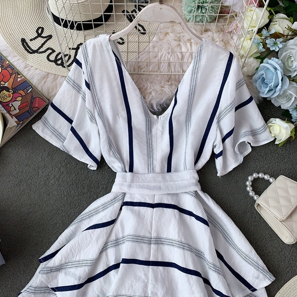 Salopetă de damă modernă cu un decolteu adânc și o panglică în alb