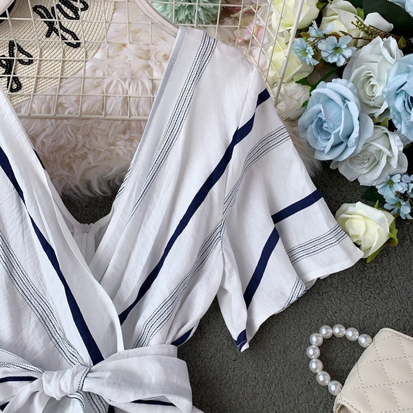 Salopetă de damă modernă cu un decolteu adânc și o panglică în alb