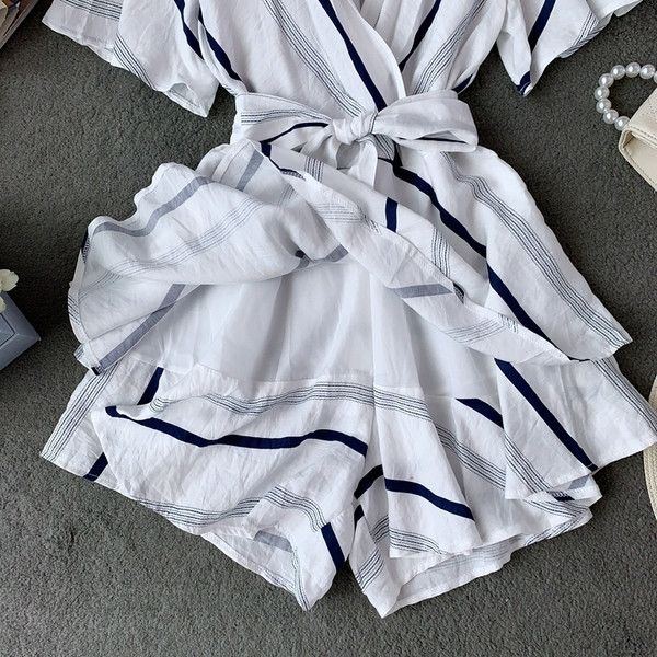 Salopetă de damă modernă cu un decolteu adânc și o panglică în alb