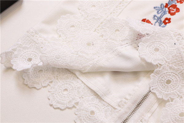 Stílusos női felső csipkével és virágmotívummal, fehér és fekete színben