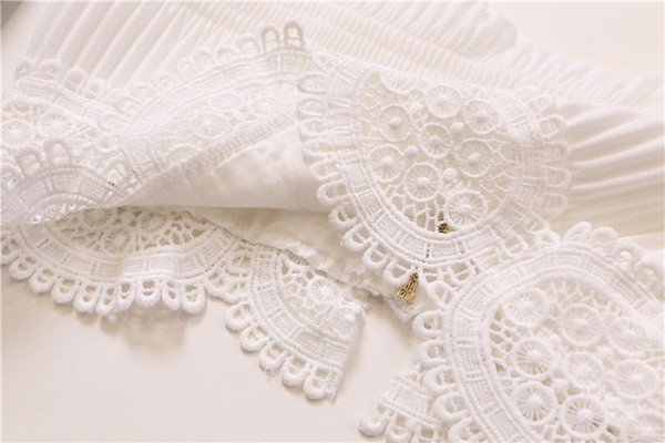 Stílusos női melltartó csipkével, fehér és fekete színben