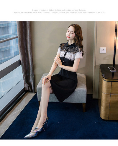 Κομψό γυναικείο φόρεμα με μαύρη δαντέλα