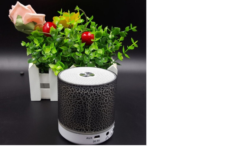 Hordozható bluetooth hangszóró A 8 AUX és USB porttal és TF / SD kártyanyílással - fekete színben