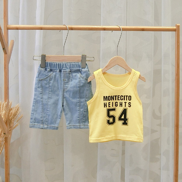 Sárga színű, feliratos gyerekcipő - fiúknak