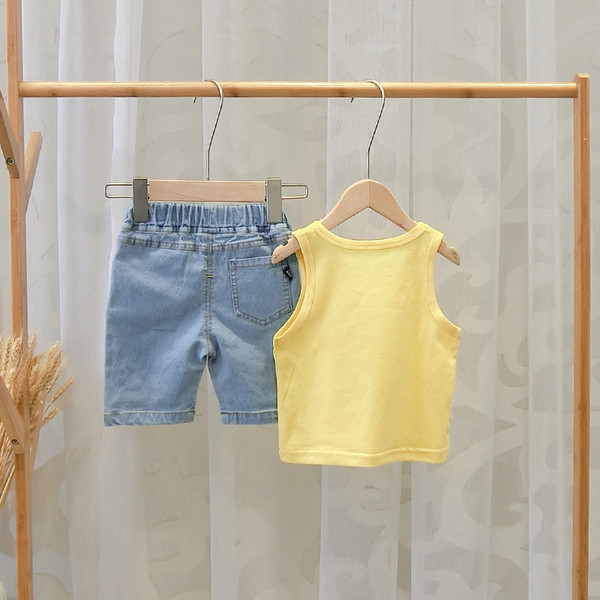 Sárga színű, feliratos gyerekcipő - fiúknak