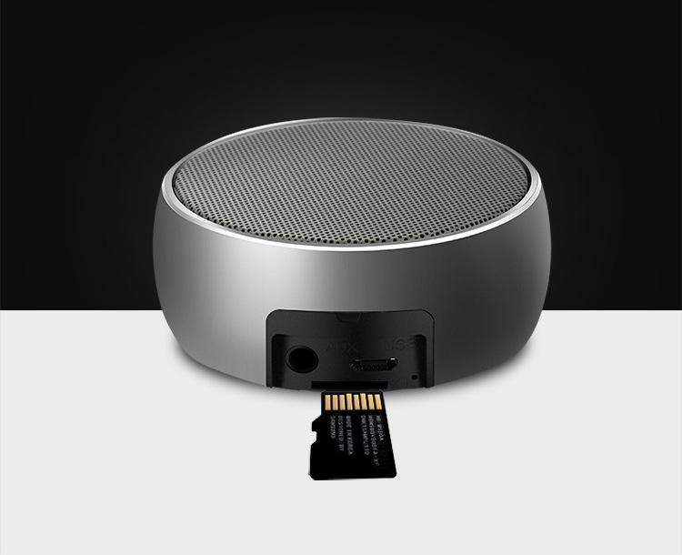 Преносима bluetooth колонка BS02 с USB порт и слот за TF/SD card - сребрист цвят