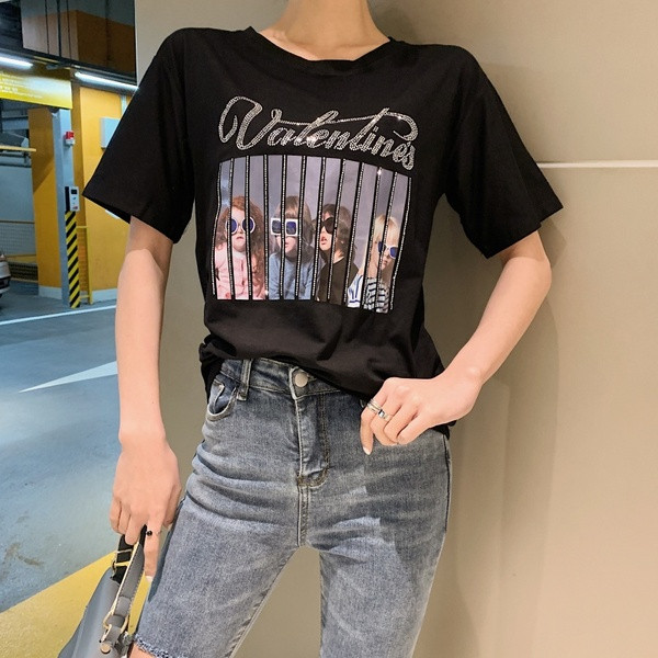 Μοντέρνα γυναικεία μπλούζα σε άσπρο και μαύρο χρώμα