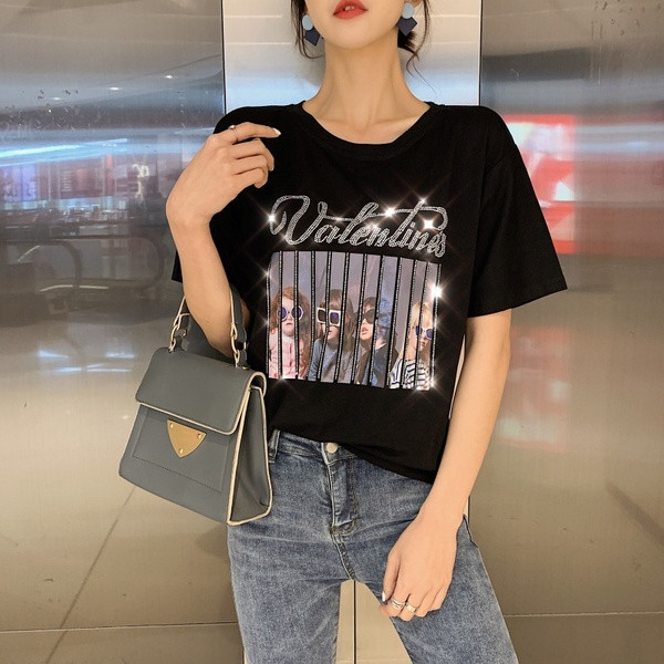 Μοντέρνα γυναικεία μπλούζα σε άσπρο και μαύρο χρώμα