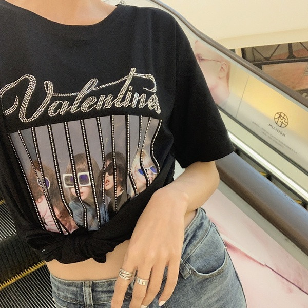 Μοντέρνα γυναικεία μπλούζα σε άσπρο και μαύρο χρώμα