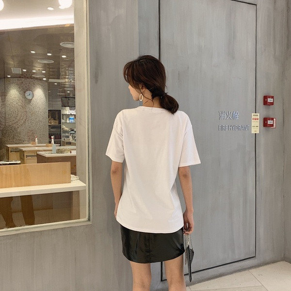 Μοντέρνα γυναικεία μπλούζα σε άσπρο και μαύρο χρώμα