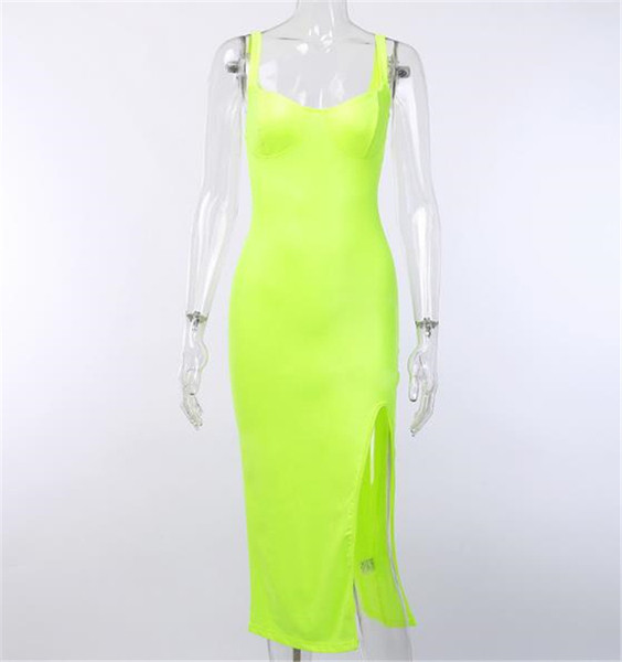 Σύγχρονο γυναικείο φόρεμα με σχισμή και βαθύ λαιμόκοψη