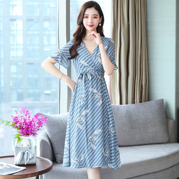 Μοντέρνο γυναικείο φόρεμα με ντεκολτέ σε σχήμα V σε μπλε χρώμα