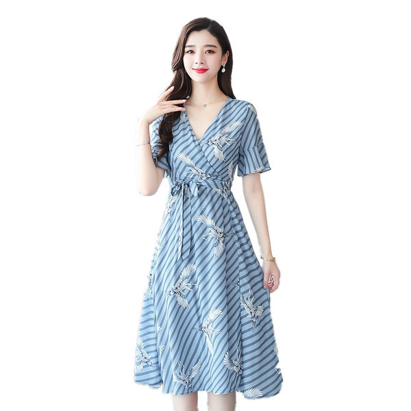 Μοντέρνο γυναικείο φόρεμα με ντεκολτέ σε σχήμα V σε μπλε χρώμα