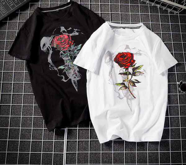 Aktuális férfi póló fehér és fekete színben, rátéttel