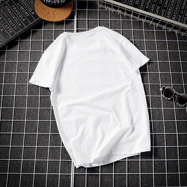 Aktuális férfi póló fehér és fekete színben, rátéttel