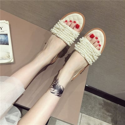 Γυναικείες χαμηλές παντόφλες με μαργαριτάρια διακόσμησης σε λευκό και μαύρο χρώμα