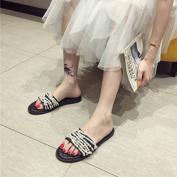 Γυναικείες  χαμηλές παντόφλες με μαργαριτάρια διακόσμησης σε λευκό και μαύρο χρώμα