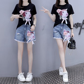 Μοντέρνο γυναικείο σετ από δύο κομμάτια παντελόνι και μπλουζάκι με τρισδιάστατο στοιχείο σε τρία χρώματα