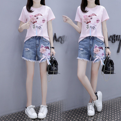 Μοντέρνο γυναικείο σετ από δύο κομμάτια παντελόνι και μπλουζάκι με τρισδιάστατο στοιχείο σε τρία χρώματα