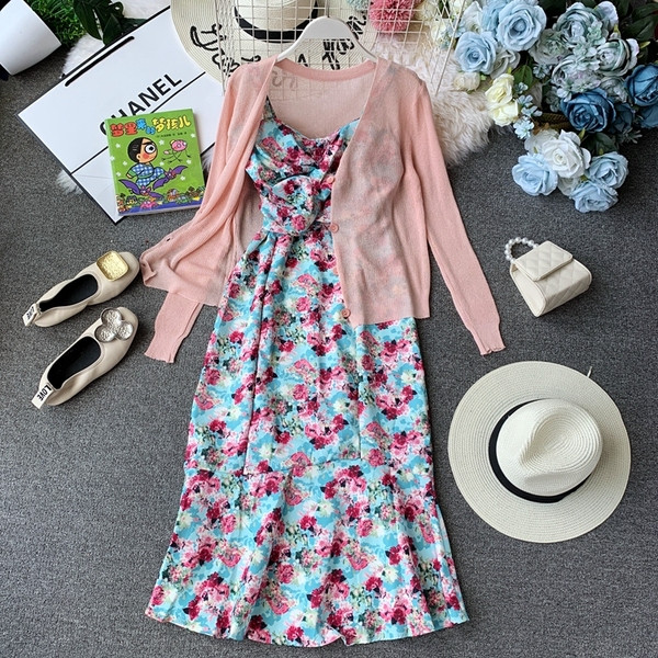 Ένα μοντέρνο γυναικείο σύνολο  φόρεμα και ζακέτα με φυτικά μοτίβα σε διάφορα χρώματα