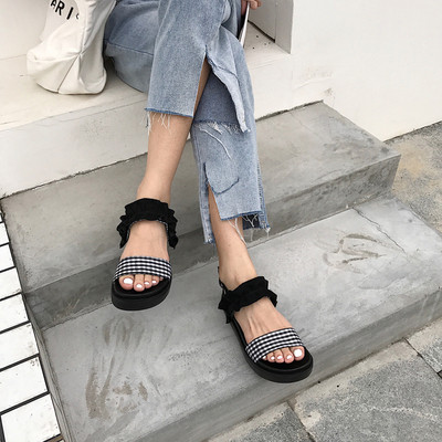 Καθημερινά γυναικεία σανδάλια από οικολογικό δέρμα και υφάσματα σε μαύρο και μπεζ χρώμα