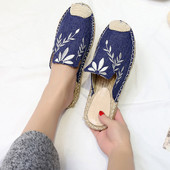 Γυναικείες παντόφλες τύπου κεντημένο ύφασμα denim με κεντήματα