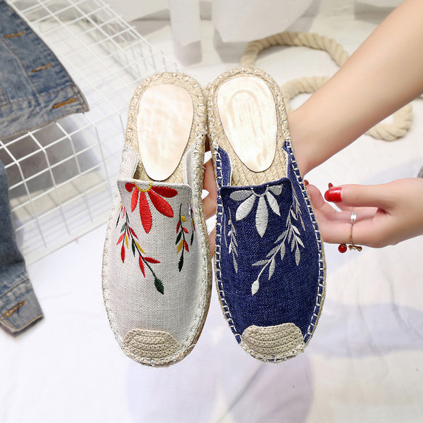 Γυναικείες  παντόφλες τύπου κεντημένο ύφασμα denim με κεντήματα