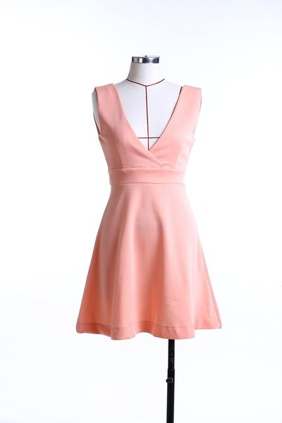 Κομψό γυναικείο φόρεμα με σχέδιο V-shaped neckline