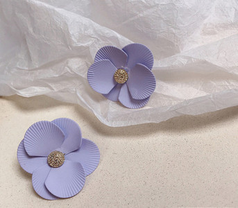 Virág alakú női fülbevaló - három színben