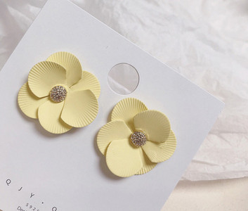 Virág alakú női fülbevaló - három színben