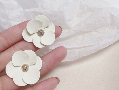 Virág alakú női fülbevaló - három színben