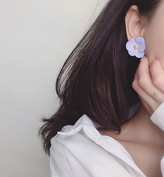 Virág alakú női fülbevaló - három színben