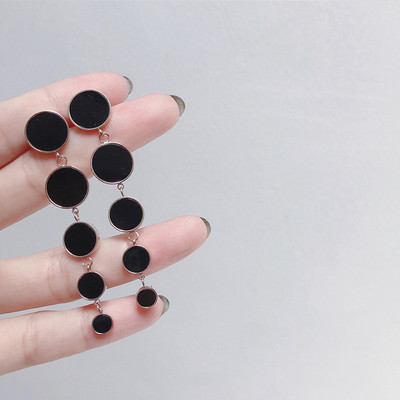 Hosszú női fülbevaló fekete színben
