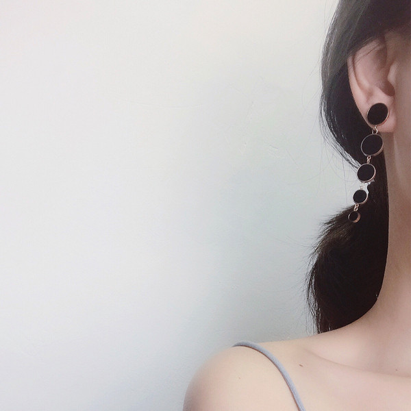 Hosszú női fülbevaló fekete színben